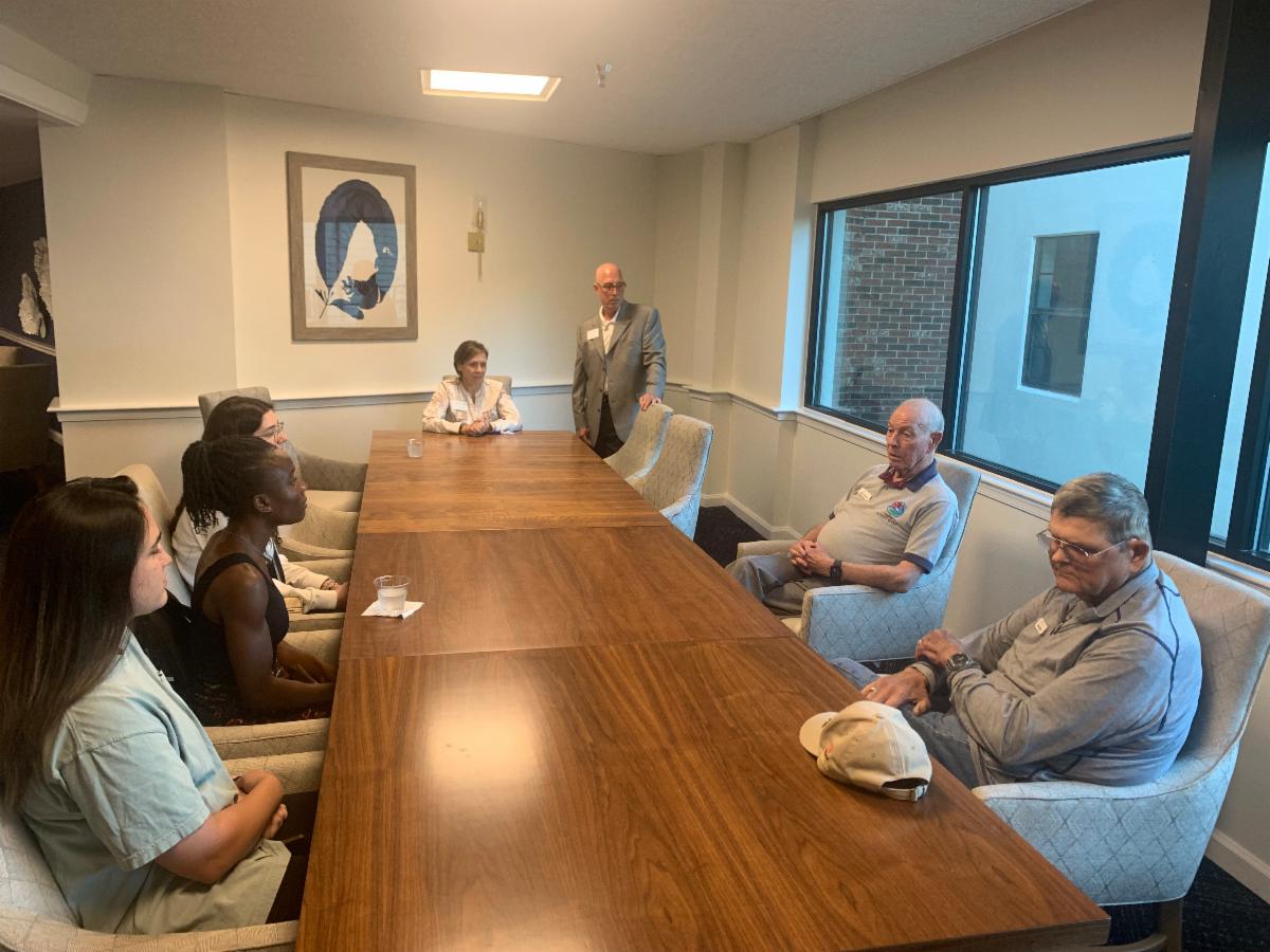 SAS students visit Unisen Senior Living