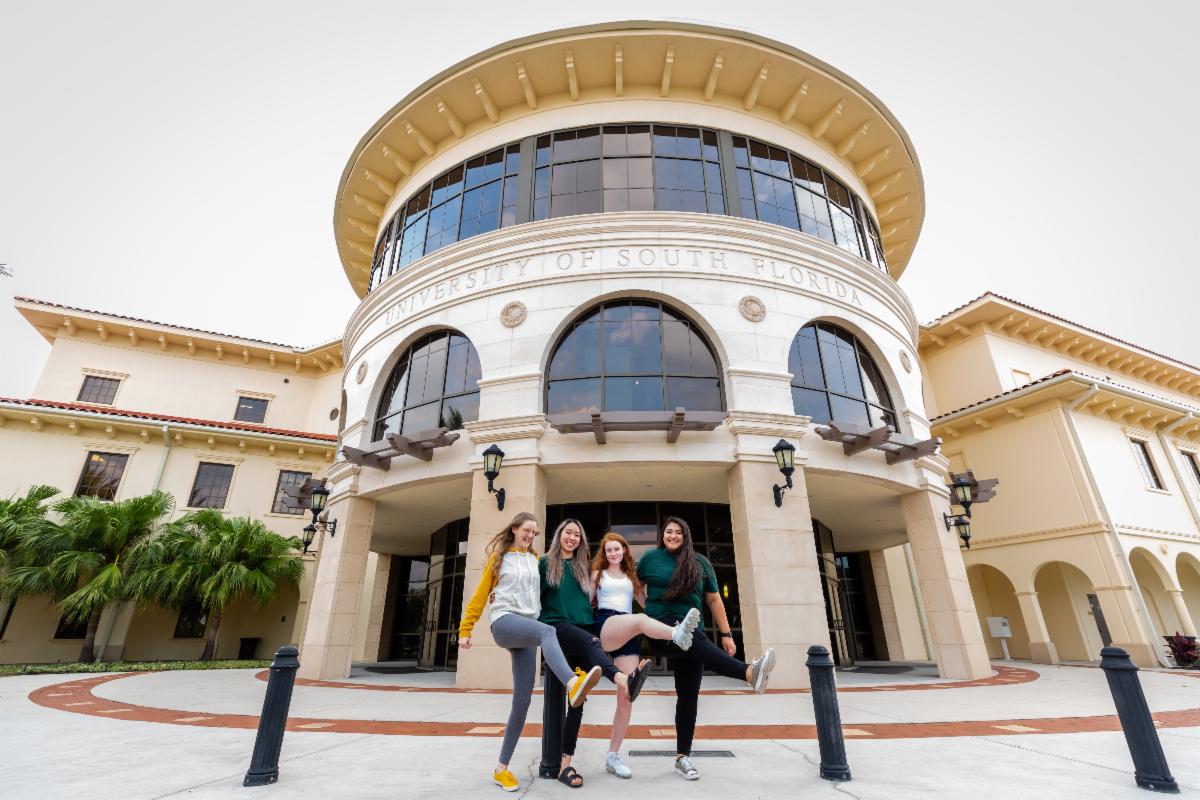Students in front of SM campus building