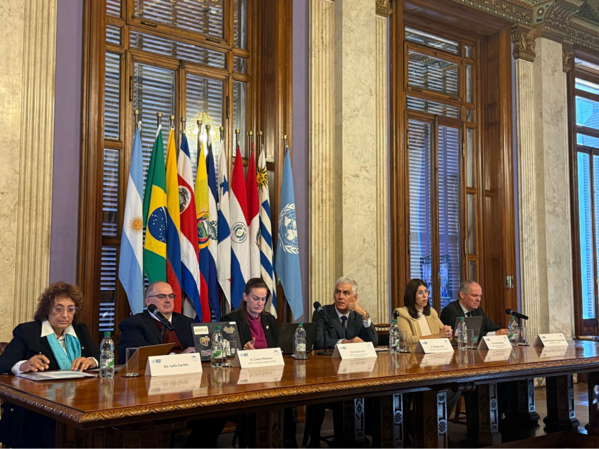 Participantes de la Cumbre Parlamentaria del IGF sobre la Anticipación del Futuro Digital sentados detrás de una larga mesa de conferencias. 