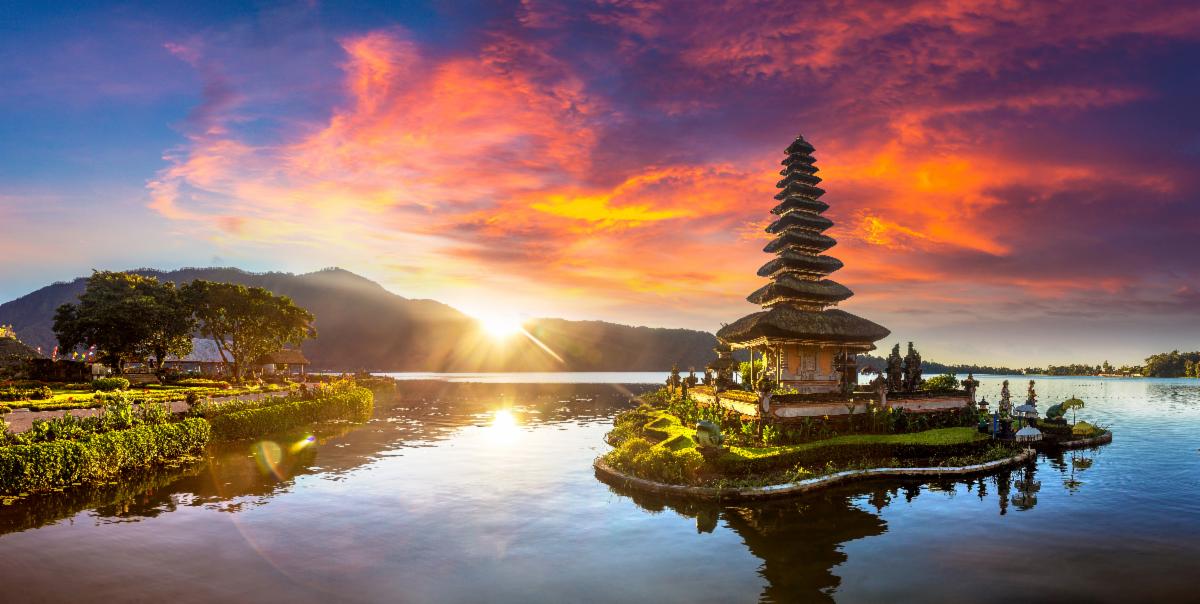 Uma vista do pôr do sol de Bali, Indonésia e seu templo Ulun Danu Beratan.