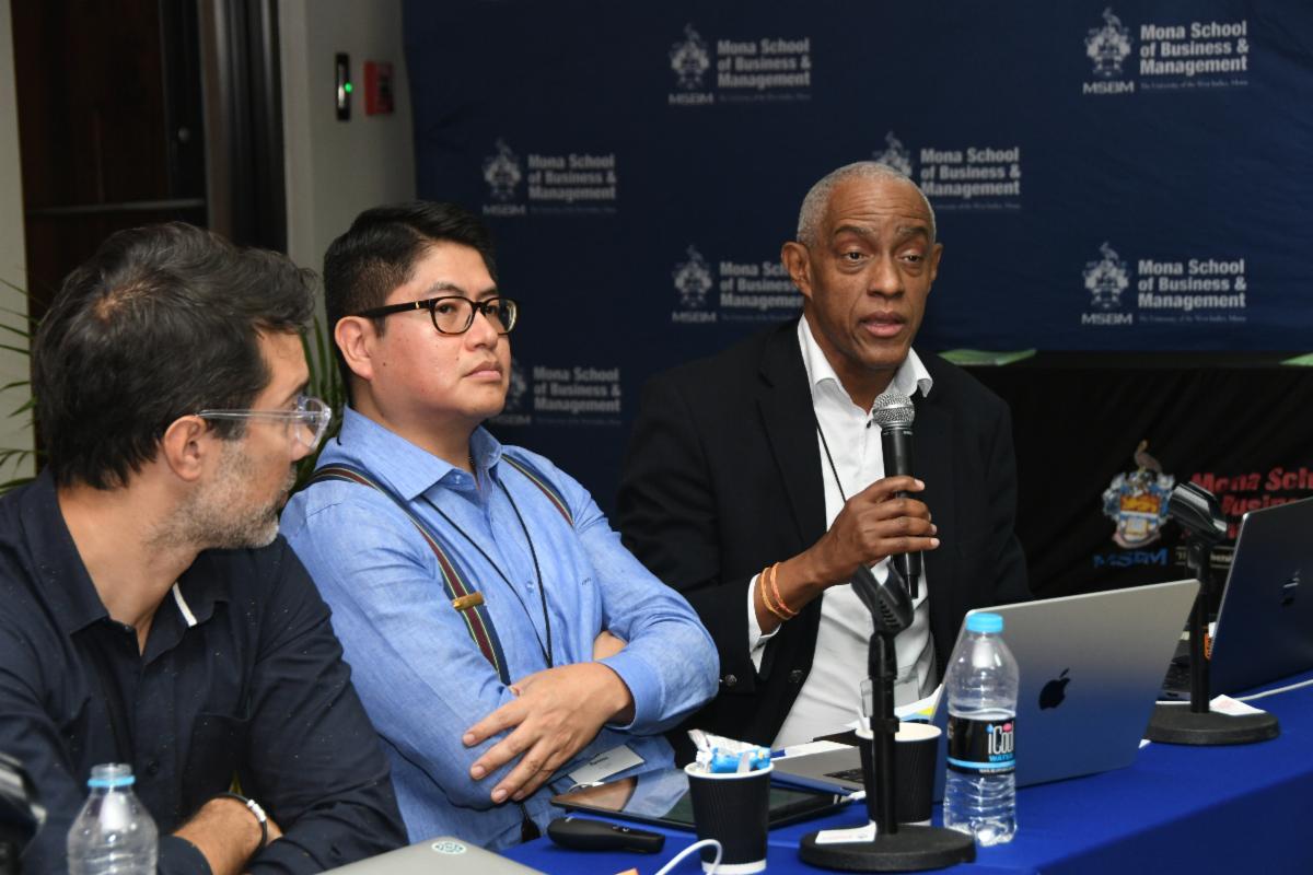 Albert Daniels, da ICANN, fazendo uma apresentação durante uma sessão do SoDTIC 2026.