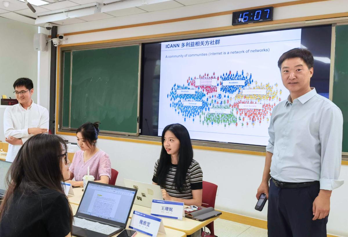 ICANN Senior Director, Stakeholder Engagement, Asia, Jian Chuan Zhang spoke about ICANN’s multistakeholder model at Peking University