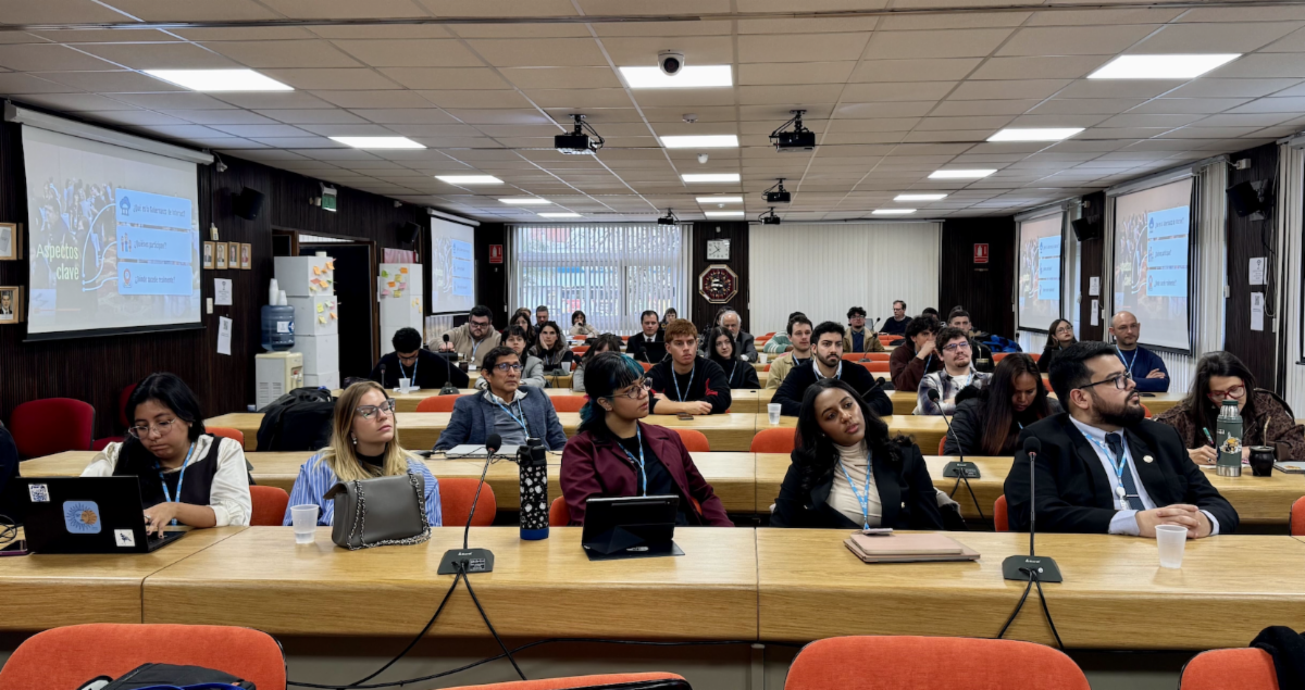 Participantes do evento “Prioridades para os jovens no mundo digital 2026” reunidos em uma sala de aula, sentados em cadeiras. 
