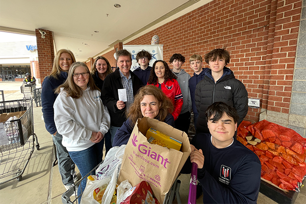 Fairfax County Supervisor Walter Alcorn with LINK  Against Hunger Cori Sanzano and Young Men's Youth Service League Great Falls