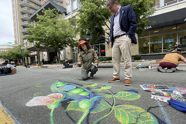 Supervisor Alcorn speaking with a Chalkfest artist