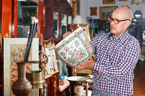 Appraiser looking at a vase