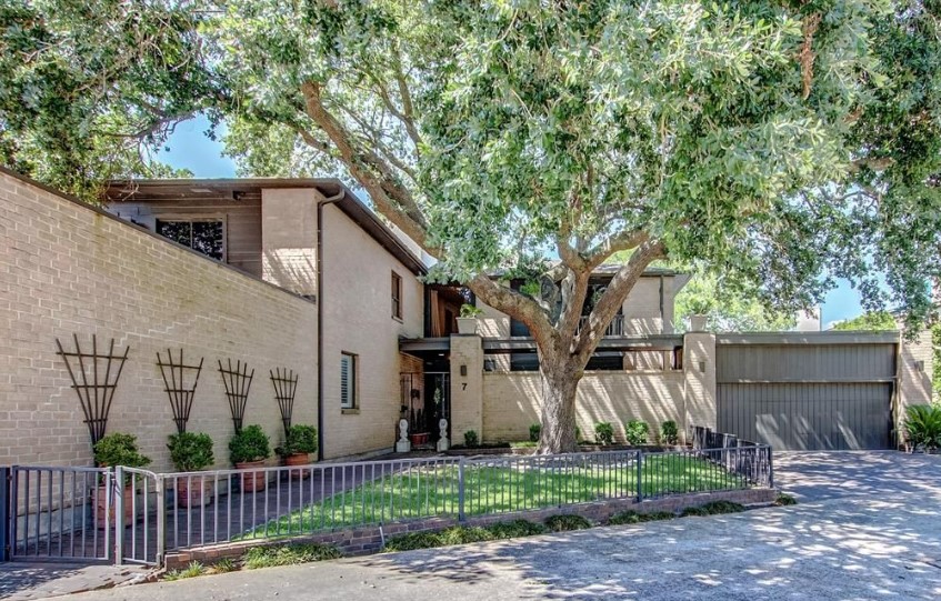 luxury-townhome-in-77063-with-lake-views