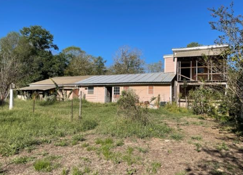 Just 73k!💥Livingston Flip and Additional Lots! 50,000 Sqft of Land!