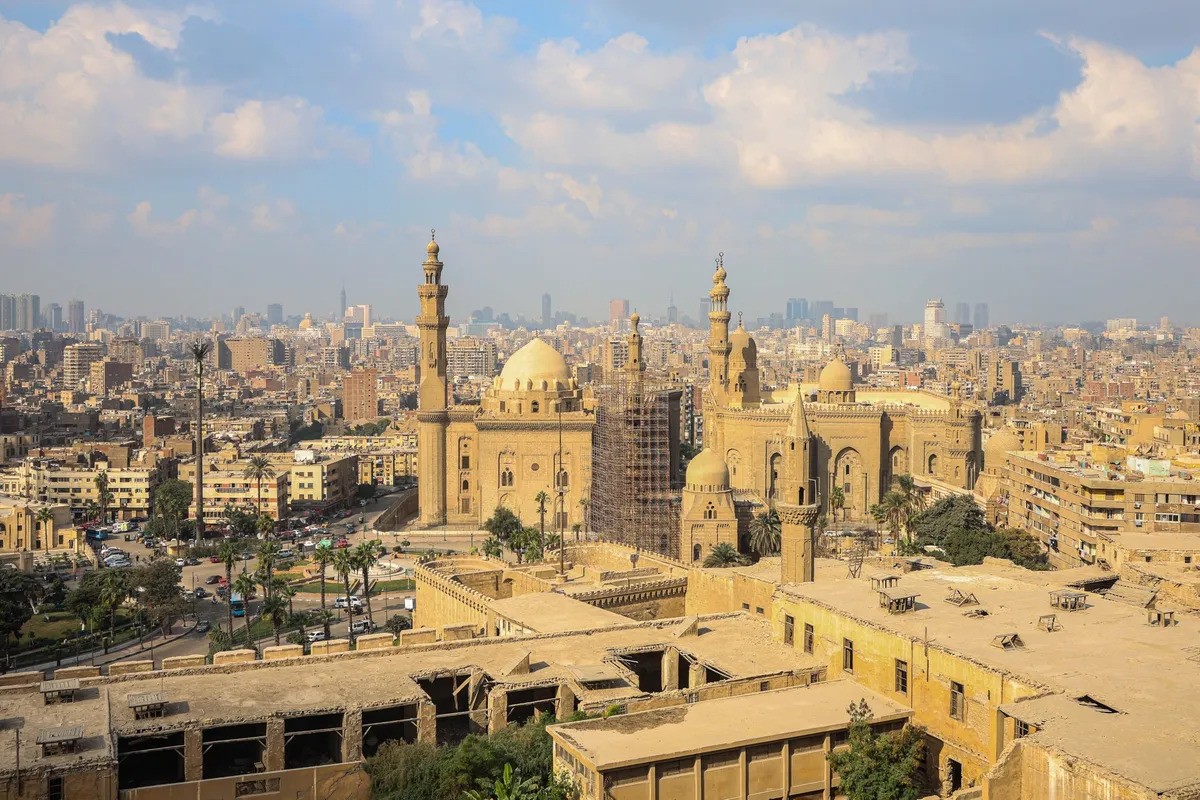 The massive support of international donors has restored a degree of optimism to the Egyptian economic outlook. The depreciation of the exchange rate is under control and inflation is clearly on a downward trajectory, which should make it possible to ease monetary policy.