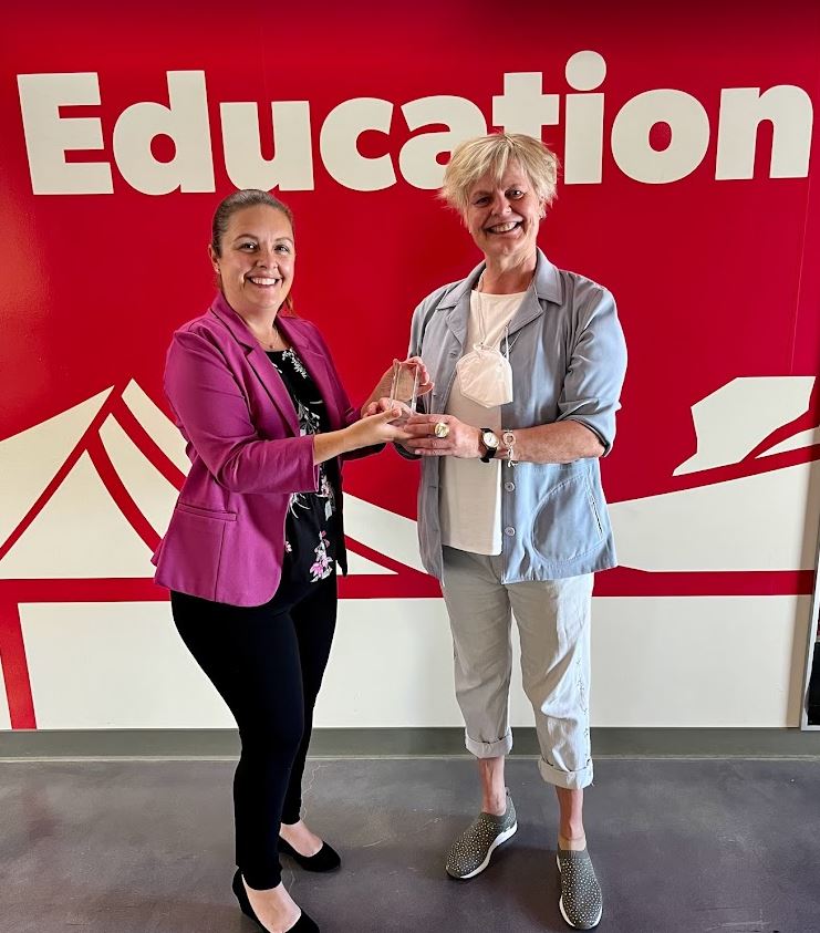 Dr. Toni DeBoni giving Dr. Tiina Itkonen her DSA award