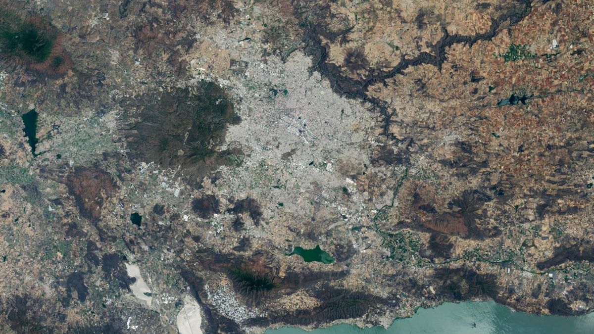 Images of Guadalajara in 1986 (left) and 2026 (right) shows the city expanding westward into an area that had been mostly farmland. Guadalajara Stadium appears as a small circular feature on the left side of the 2026 image.
