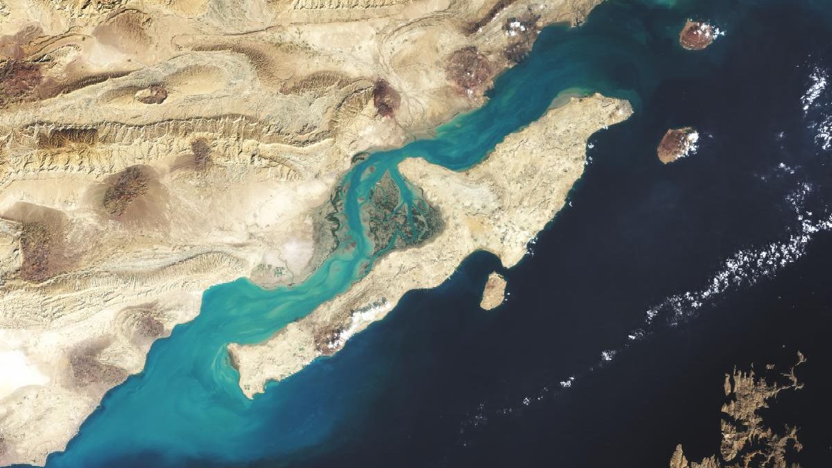Natural-color Landsat 8 image of the Persian Gulf. The island in the image appears tan and contrasts with the blue waters and teal sediment of the tan coast.