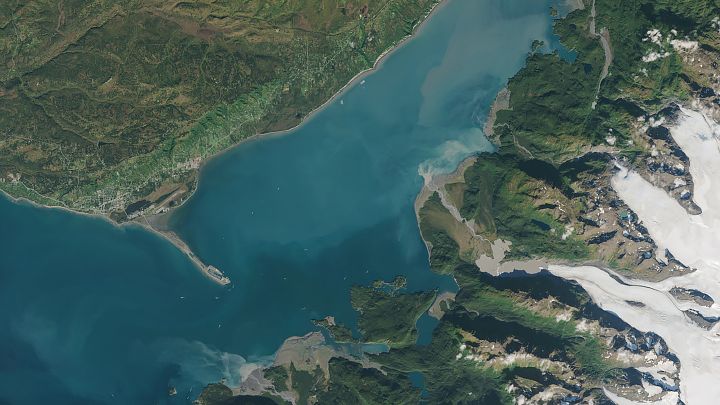 The OLI (Operational Land Imager) on Landsat 8 captured an image of the bay’s turbid, cloudy waters on September 20, 2024. 