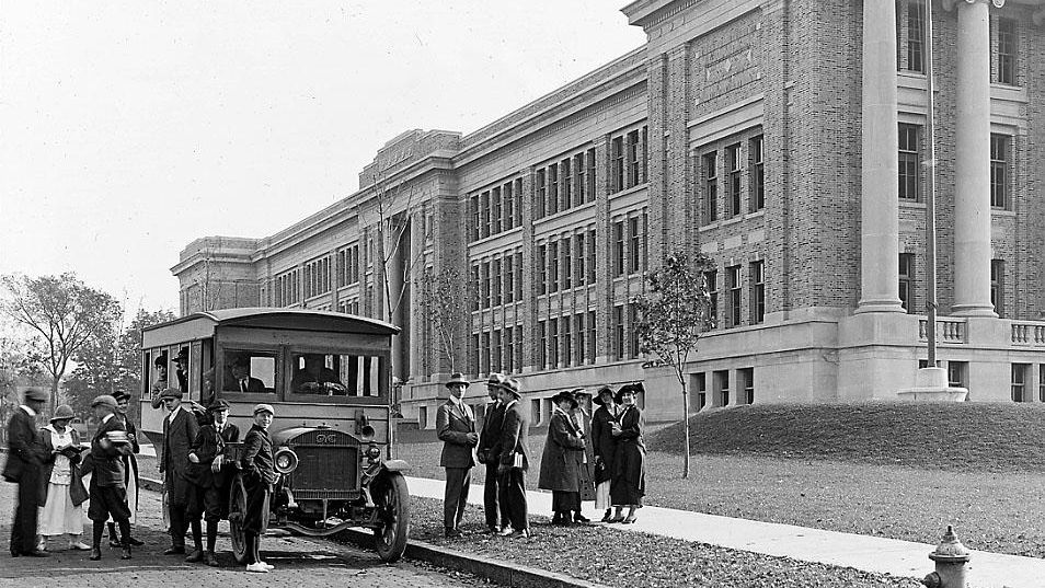 School bus from Slingerlands unloading pupils at Albany High School. Albany, N.Y. (1915).