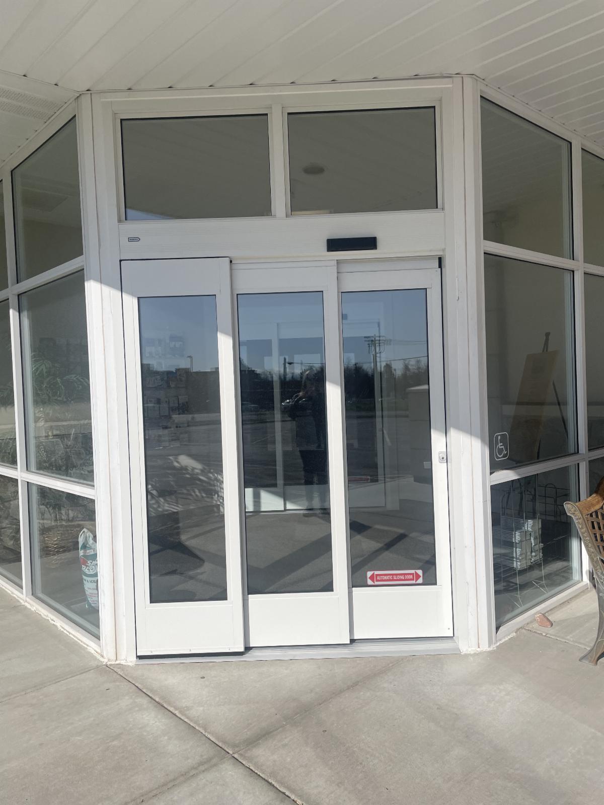 Building entrance with automatic doors
