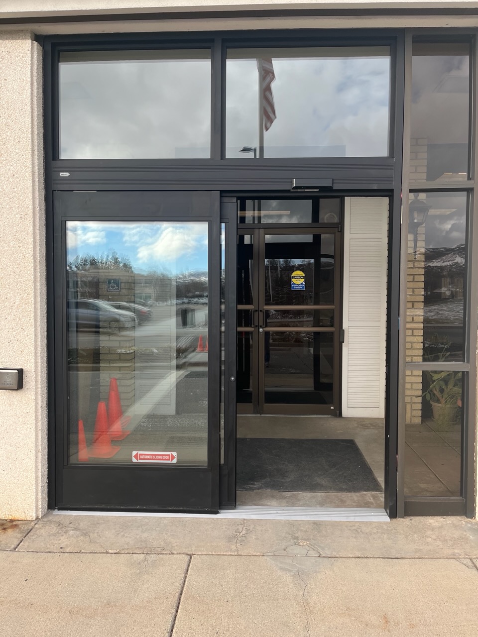 Building entrance with automatic doors