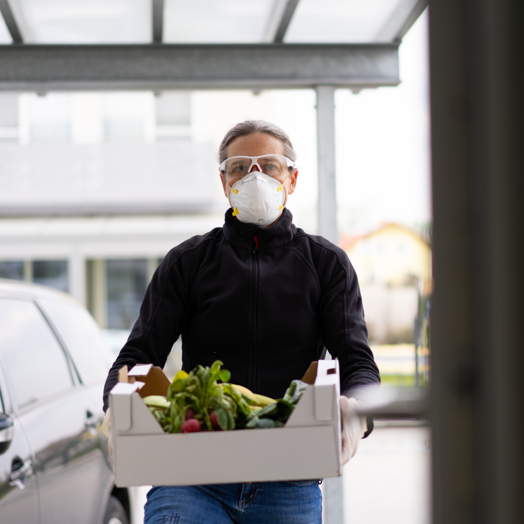 Man with mask delivering groceries
