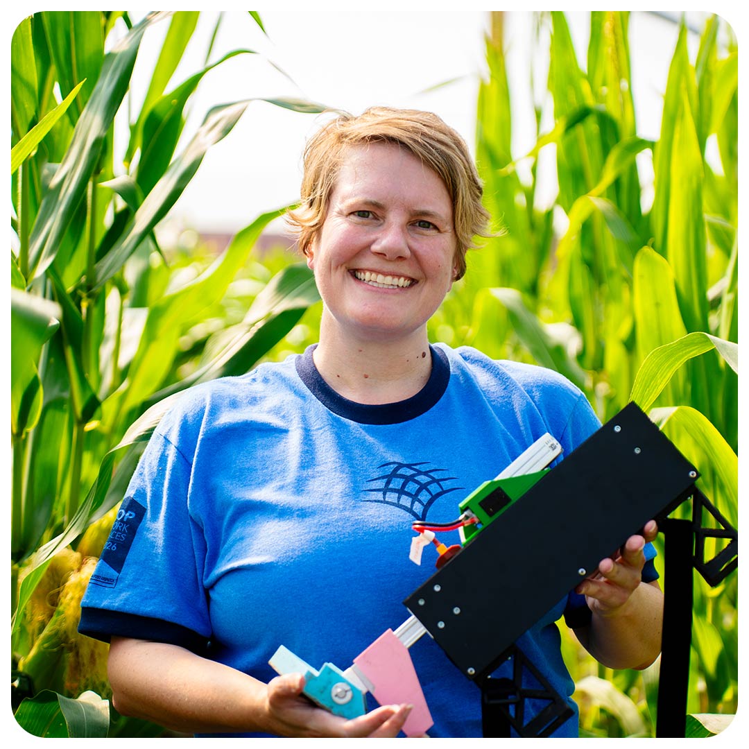 Erin Sparks with the SMURF device at the Danforth Center field research site.