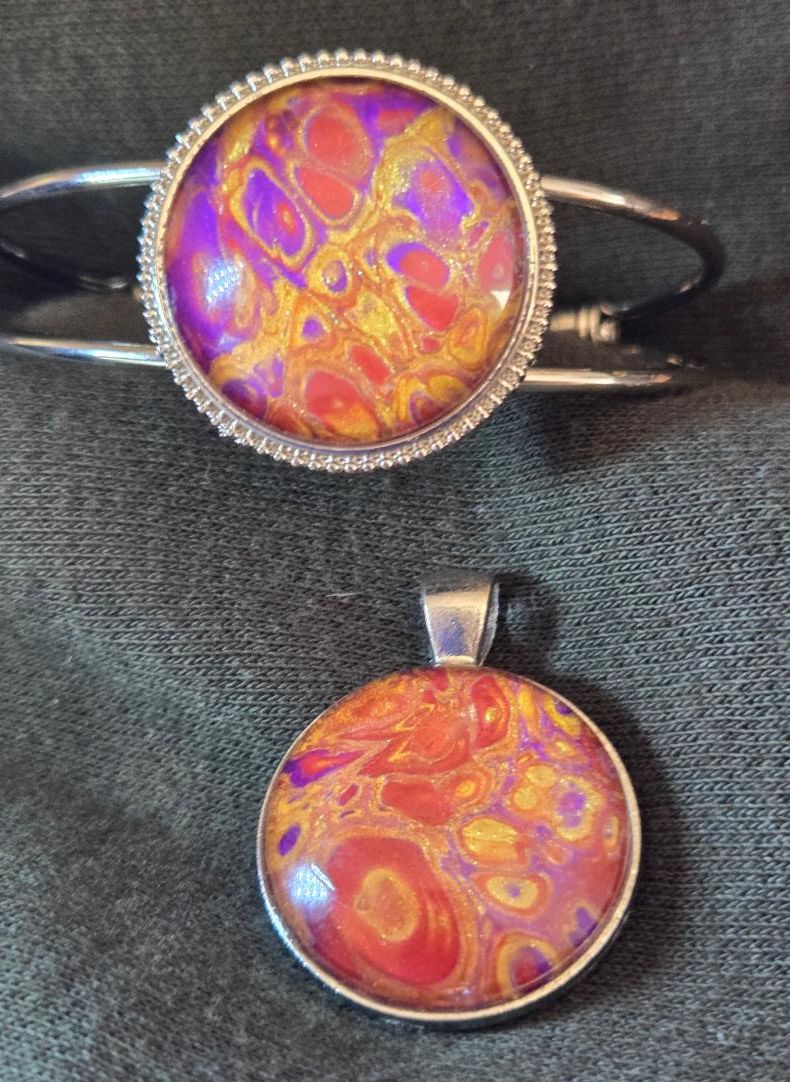 Example of multicolored bracelet and pendant to be made in jewelry workshop