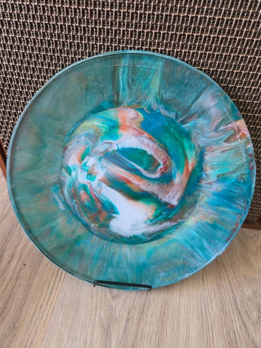 An example of a plate painted using the paint pour technique.