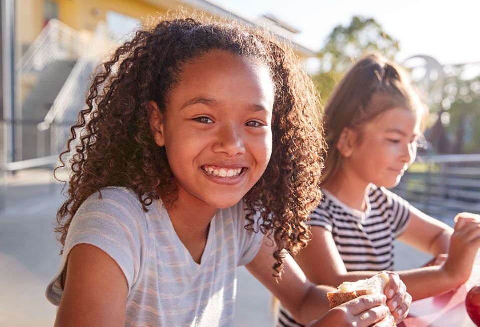 children eating lunch outside