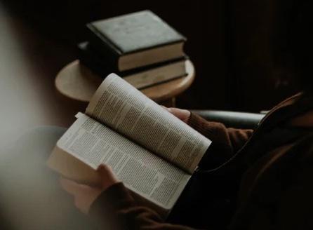 Woman reading book on sofa Priscilla de Preez on Unsplash