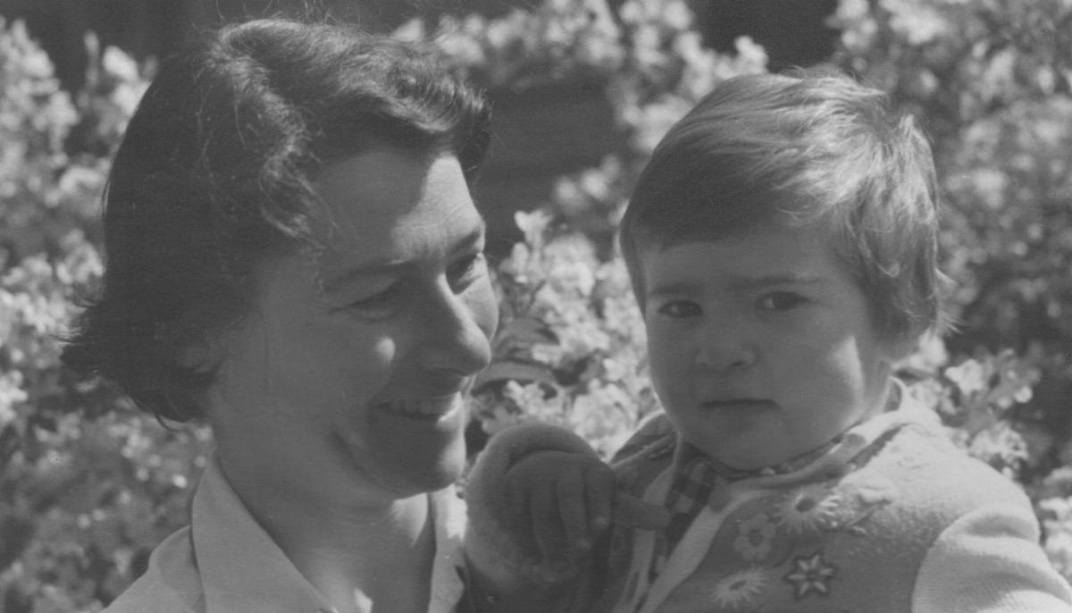 Image of Carola Domar and her daughter