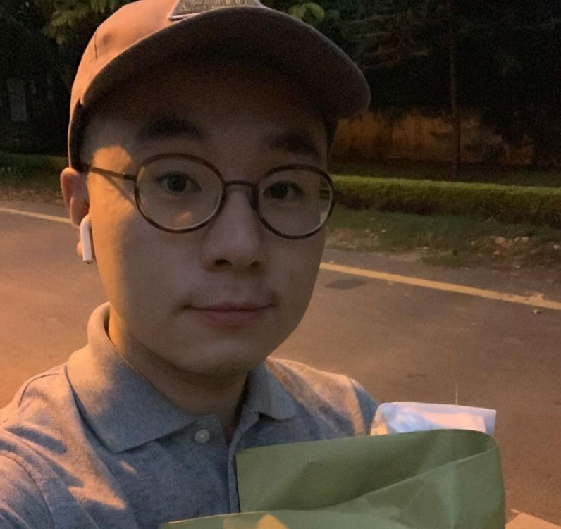 Shoulder's up photo of a person in a cap