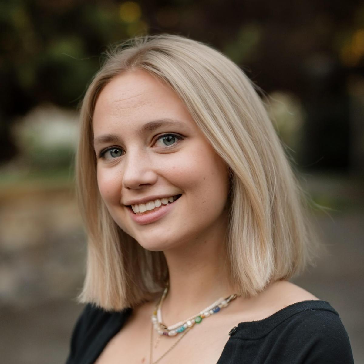 Shoulder's up photo of a blonde woman