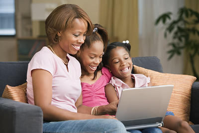 laptop-family-girls.jpg