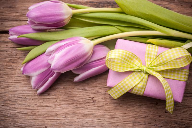 pink_tulips_gift_box.jpg