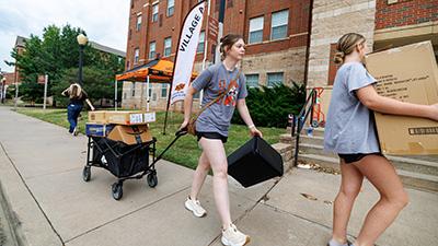 Freshmen in Transition students move into their dorm.