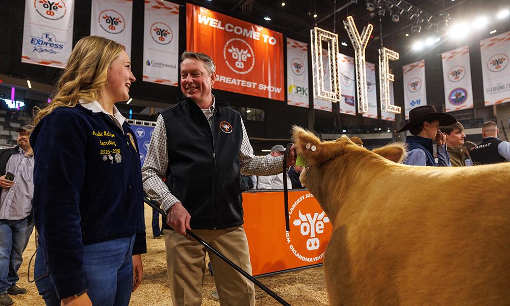 Dr. Lusk shows a steer with FFA member Ainslee McEndoo.