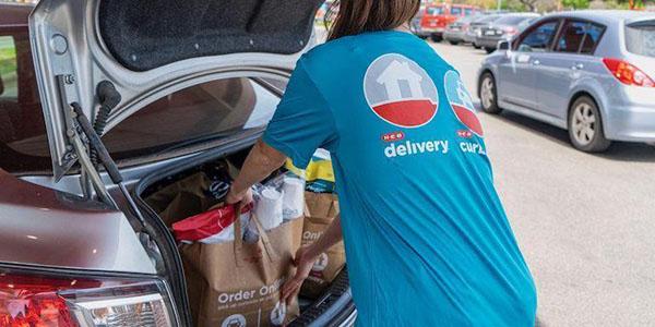 HEB_curbside_pickup_associate
