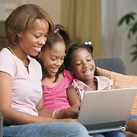 laptop-family-girls.jpg