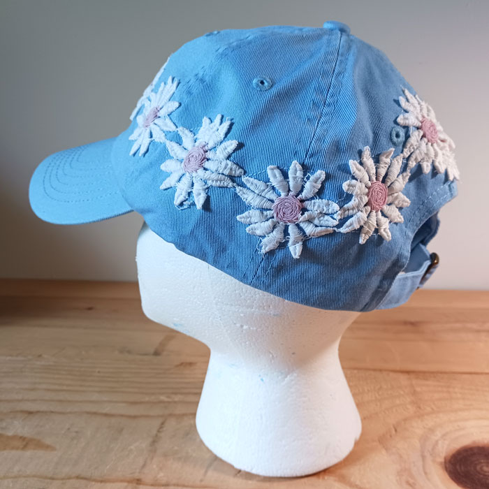 Daisy-chain baseball cap with daisy lace sewed on