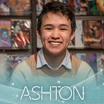 Foto: adolescente y el nombre de Ashton. Video: Palabras en la pantalla: Ashton Bailey es estudiante de último año en Centennial High School. Sueña con ser novelista gráfico. Así que lo conectamos con un novelista gráfico y educador publicado. Este es un extracto de su conversación sobre futuras conexiones. El video muestra a un adolescente hablando con un hombre adulto en una biblioteca.