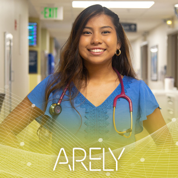 Una mujer joven posa en el pasillo de un hospital con un estetoscopio alrededor del cuello. El nombre Arely aparece en la parte inferior de la imagen.