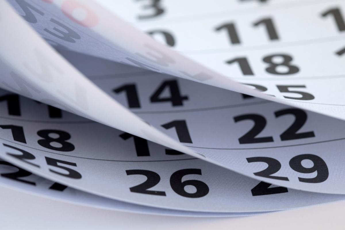 Una fotografía de archivo en primer plano de tres páginas de un calendario hojeadas.