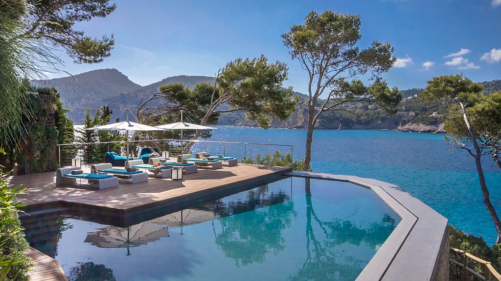 Frontline villa for sale Camp de Mar