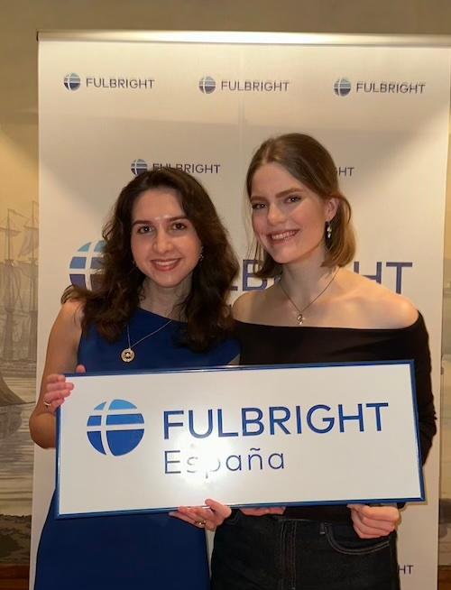 Camille Vandeveer and another Fulbright grantee hold a Fulbright Expaña sign